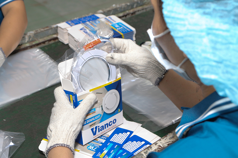 Công nhân của Vianco đang kiểm tra bóng đèn trước khi đóng gói